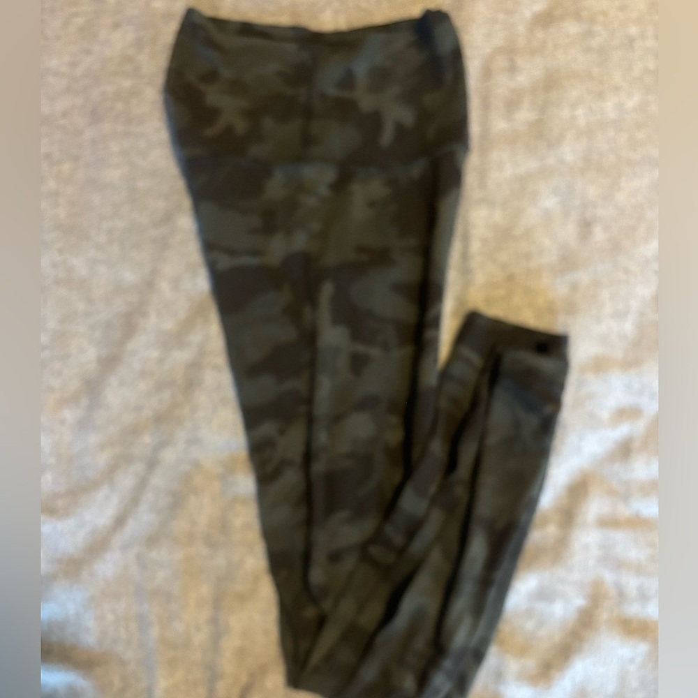 Lululemon Align Pant II‎ *25"
Incognito Camo Multi Green size 2 - Picture 5 of 8